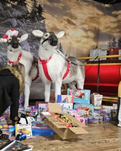 cadeau pour les enfants hospitalisés grace a la balade des peres noel a moto la rochelle emt17