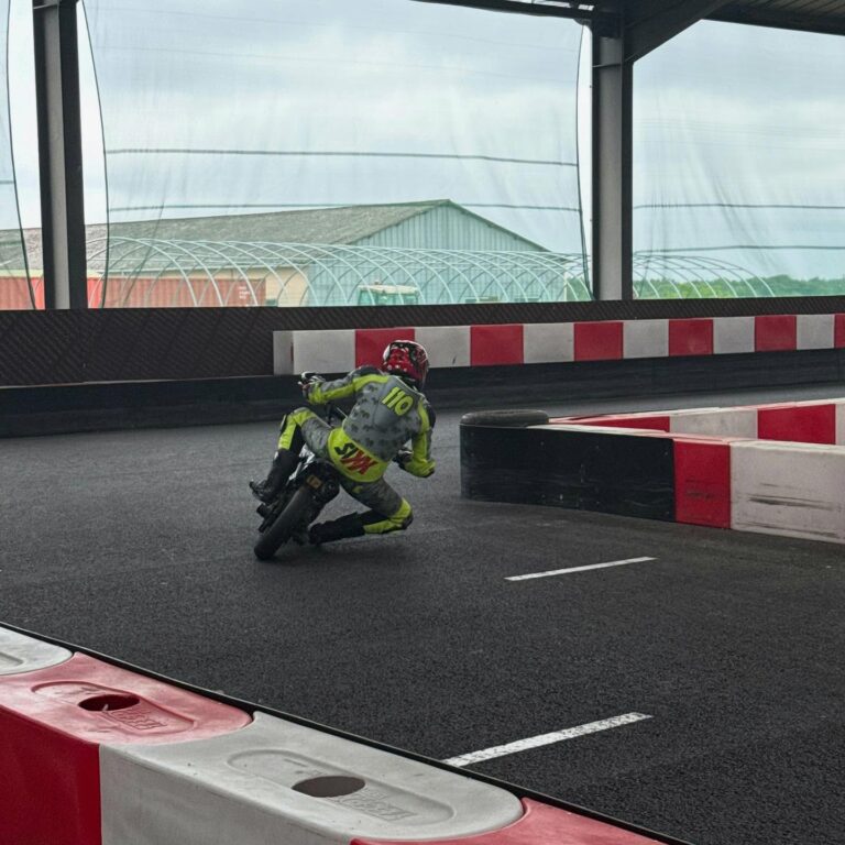 course moto endurance en interieur sur circuit