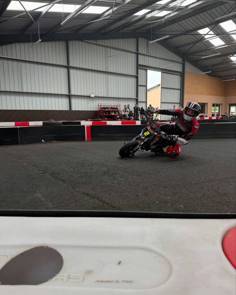 Mini moto sur circuit à usseau emt17