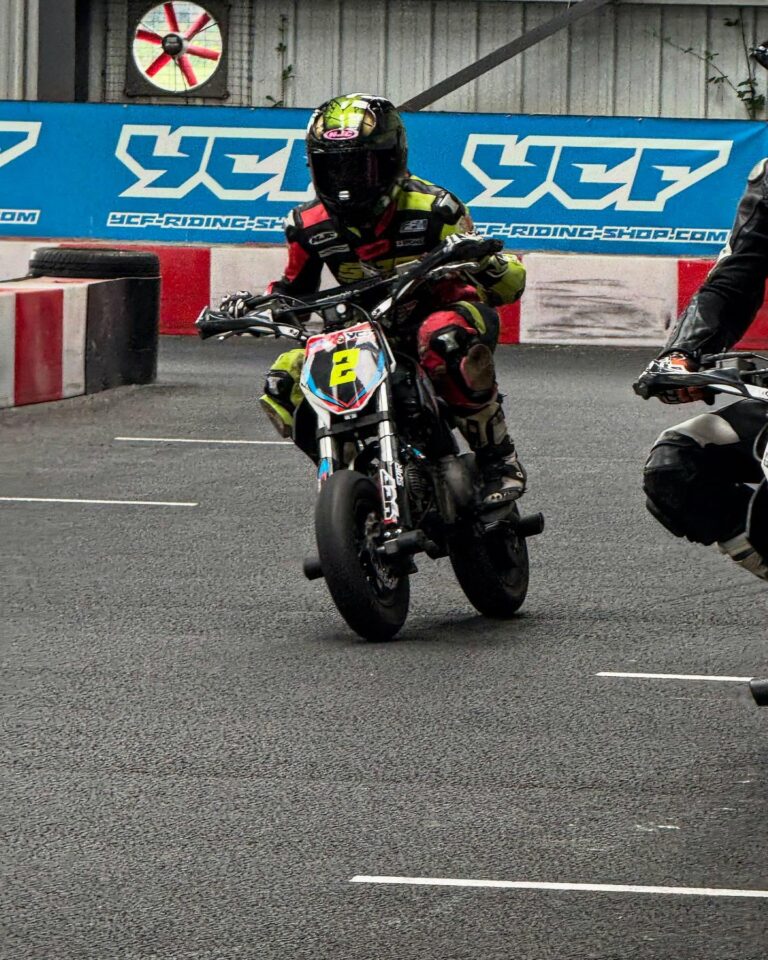 endurance mini moto sur circuit intérieur emt17