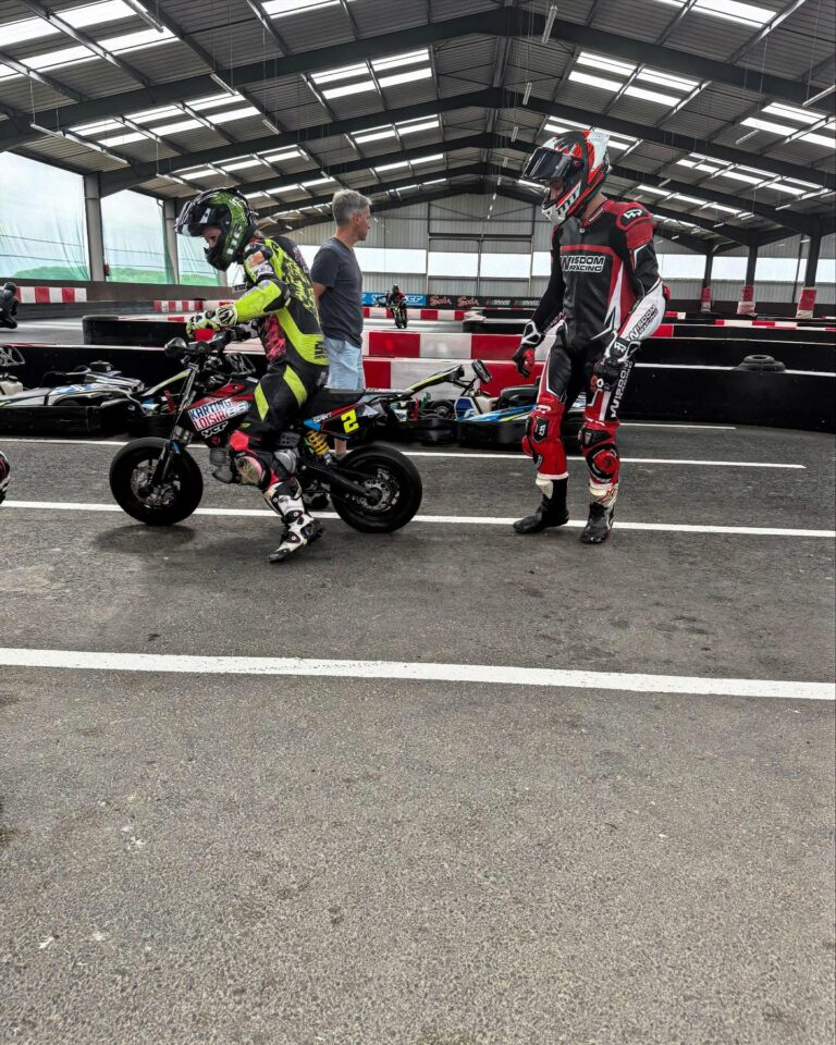 course de mini moto sur circuit emt17