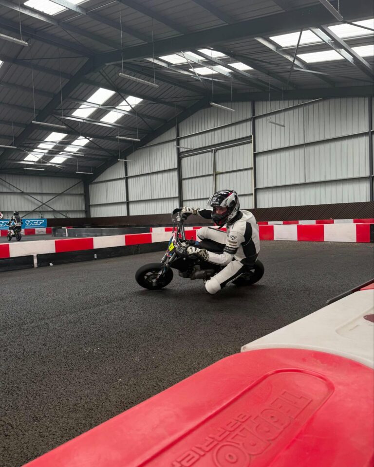 mini moto sur circuit emt17