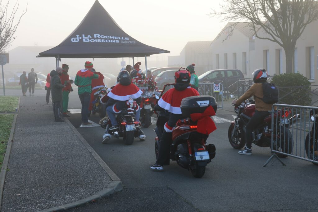 pere noel moto à la rochelle avec emt17