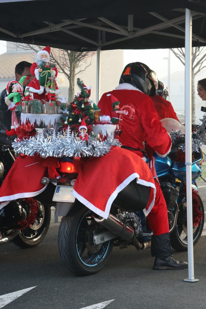 pere noel moto à la rochelle avec emt17
