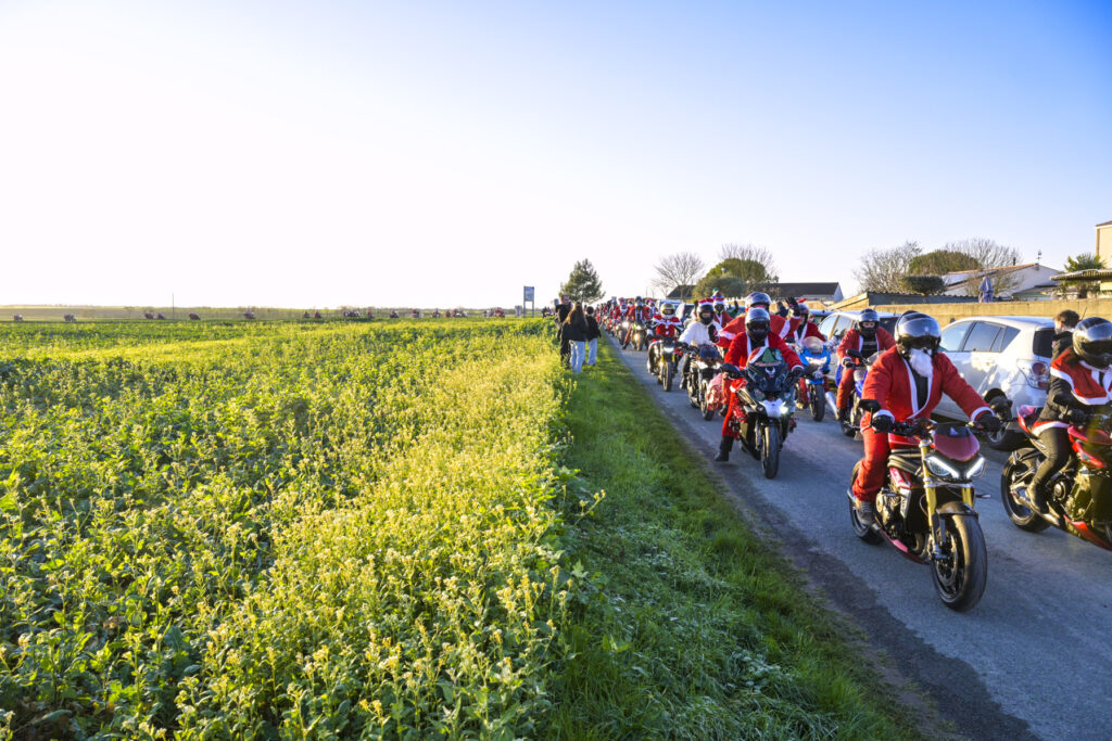 pere noel moto à la rochelle avec emt17