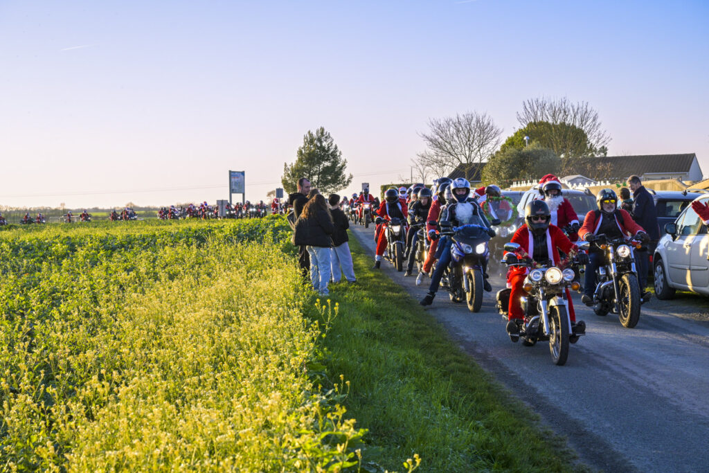 pere noel moto à la rochelle avec emt17