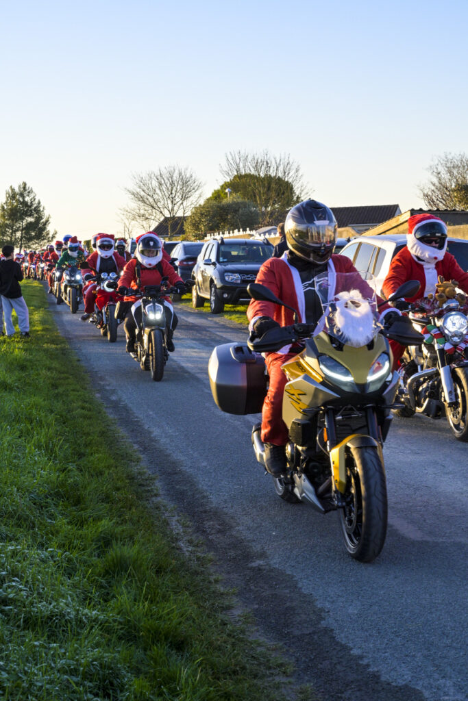 pere noel moto à la rochelle avec emt17