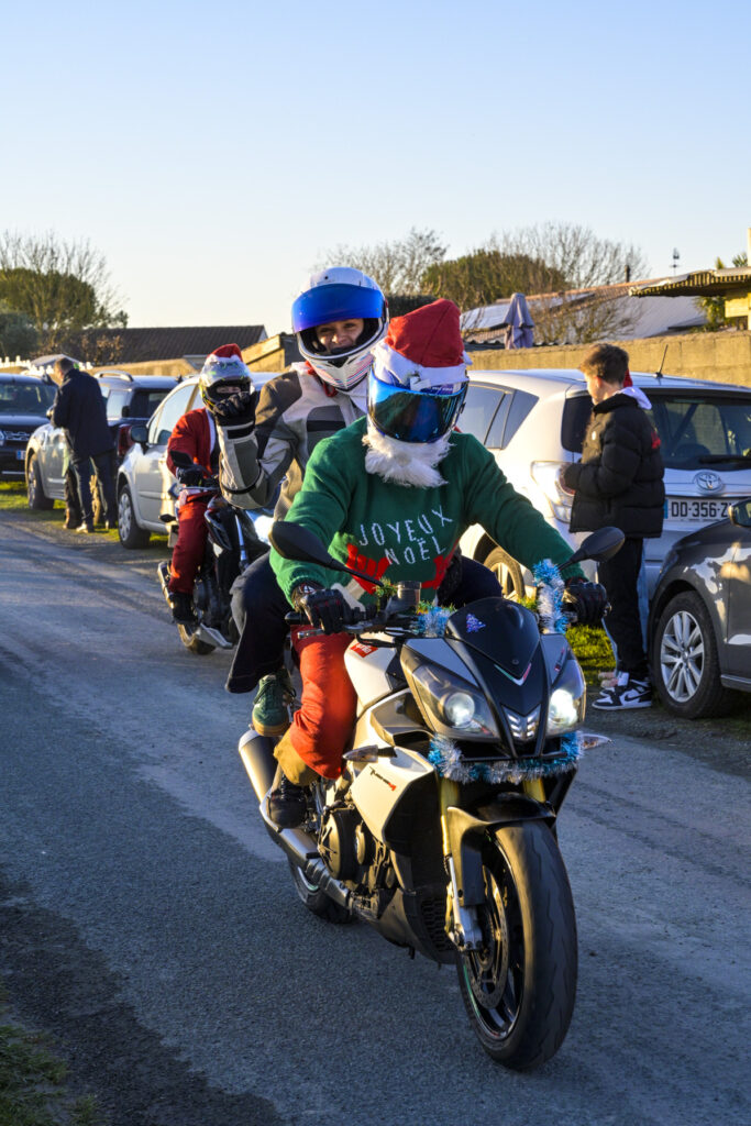 pere noel moto à la rochelle avec emt17