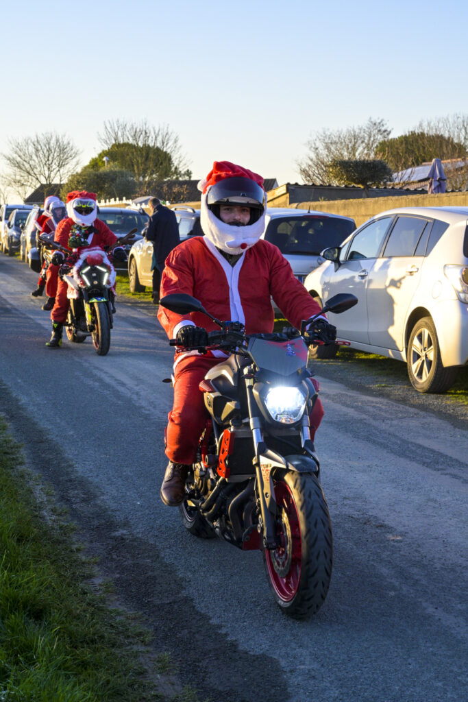 pere noel moto à la rochelle avec emt17