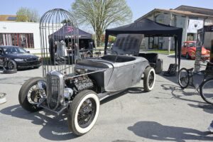 Motors arts days un évenement auto moto dans le village d'angliers expositon de vehicule americain, vw et véhicule de prestige, concert et animation le 11 et 12 avril